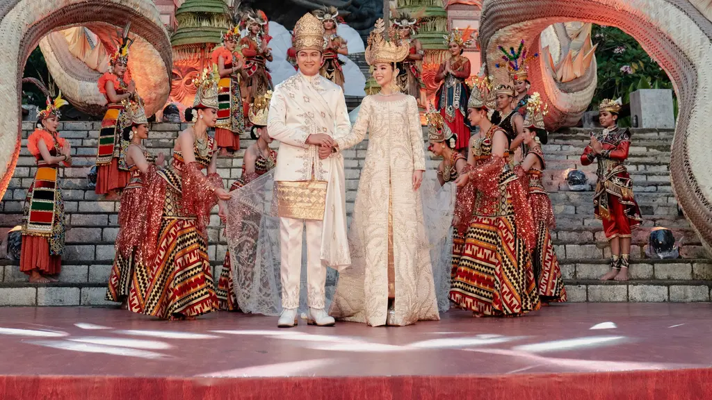 Pernikahan keponakan Erick Thohir, Gamma Thohir dan Keelie Gunawan masih berlanjut di Bali. Kali ini, hadirkan dekorasi bernuansa Nusantara dengan dominasi warna merah dan material anyaman. [@dikhadheansa]