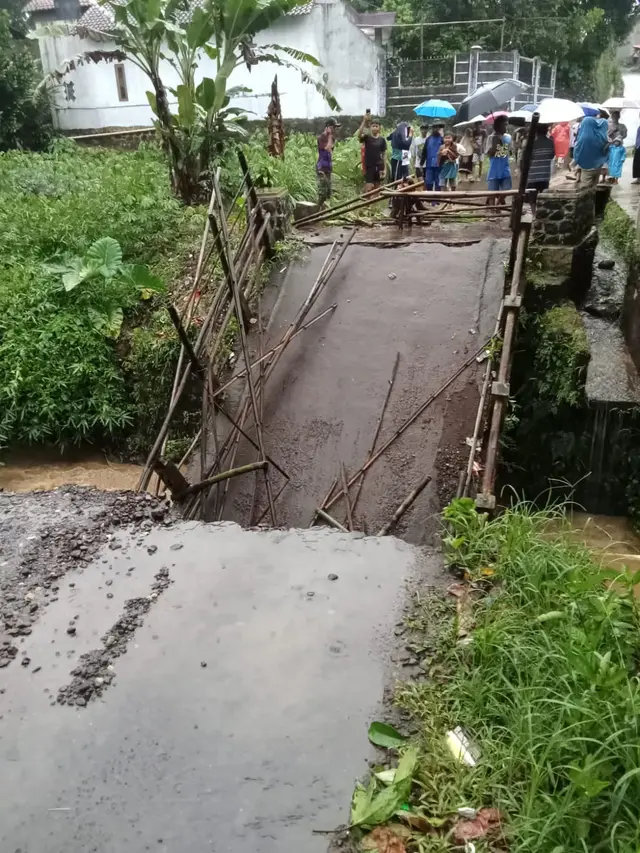Jembatan di Sukabumi roboh akibat cuaca ekstrem.