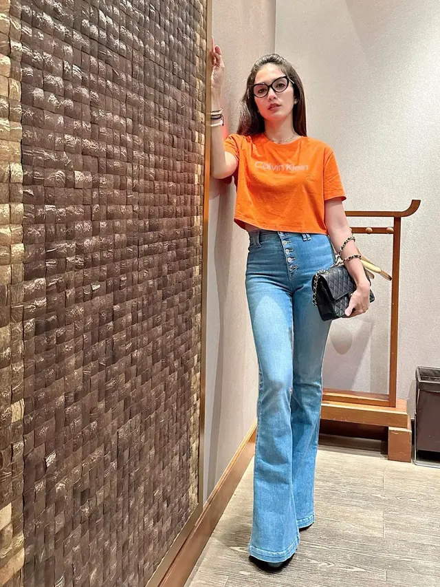 Ussy jadi model hijab