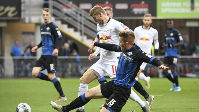 Pemain Leipzig, Konrad Laimer dan bek Paderborn, Luca Kilian berebut bola dalam laga dividi utama Bundesliga, 30 November 2019.