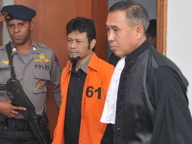 Terdakwa terorisme Tuah Febriwansyah saat akan menjalani sidang di Pengadilan Negeri Jakarta Barat, Selasa (9/2). Ia dijatuhkan pidana 5 tahun penjara dan denda Rp 5 juta subsider 3 bulan kurungan hukuman 5 tahun penjara. (Liputan6.com/Gempur M Surya)