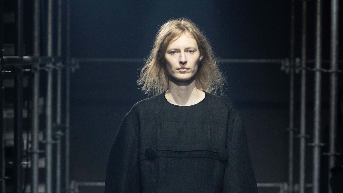 8 Potret Koleksi Prada Donna Fall/Winter 2025 di Milan Fashion Week, Eksplorasi Konsep Raw Glamour