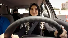 Ekspresi seorang siswa saat mengikuti kursus mengemudi untuk pertama kali di kampus Effat University, di Jeddah, Arab Saudi, (6/3). Kursus mengemudi ini disponsori oleh Ford Motor. (AP Photo/Amr Nabil)