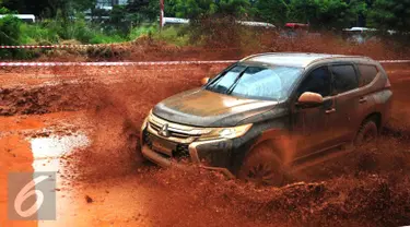 All New Pajero Sport  saat melakukan Test Drive and Ride`di Jakarta, Kamis (25/2). Dalam ajang test drive and ride juga turut menghadirkan  Pereli Paris Dakar, Hiroshi Matsuoka serta pereli nasional, Rifat Sungkar. (Liputan6.com/Angga Yuniar)