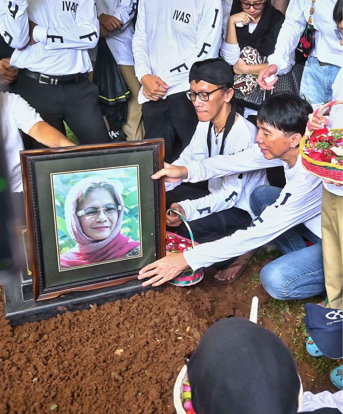 Foto: Tangis Haru Pemakaman Bunda Iffet