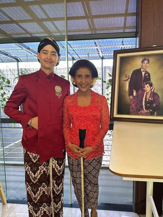 Berfoto dengan putranya, Susi tampil anggun kenakan kebaya kutubaru merah. Dipadukan dengan angkin hitam dan kain batik. [@susipudjiastuti115]