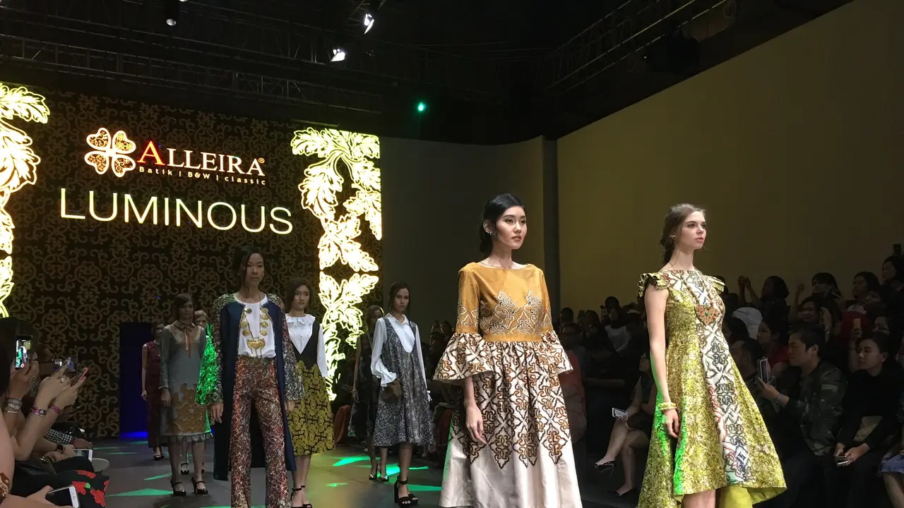 Alleira Batik menyuguhkan Luminous di Plaza Indonesia Fashion Week 2017.