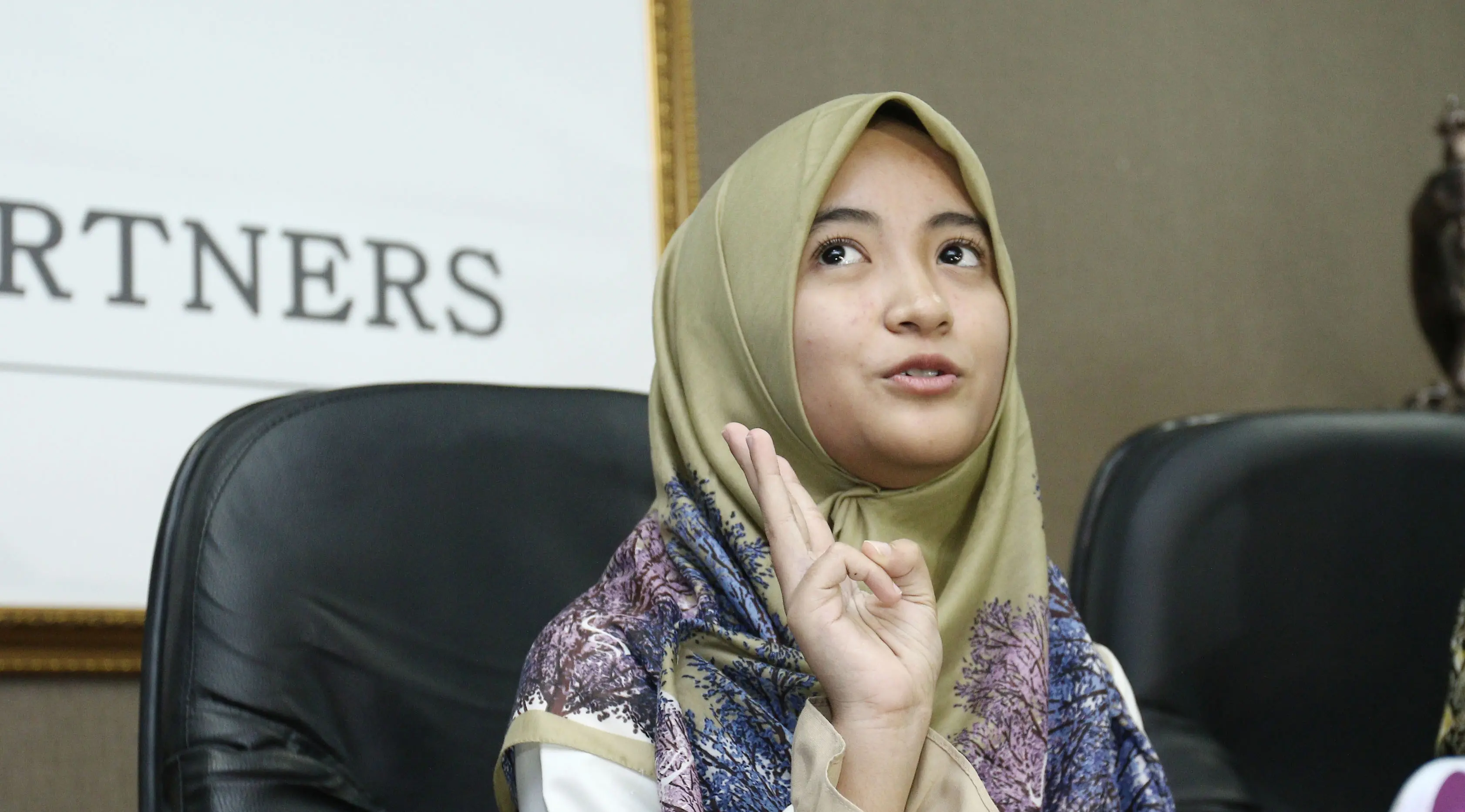 Komika Arafah Rianty bersama kuasa hukumnya saat memasuki ruang jumpa pres diduga penggelapan dan penipuan mobil di kawasan Permata Hijau, Jakarta, Kamis (6/7/2017). 