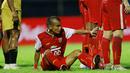 Merasa gawangnya terancam karena akan menghadapi tendangan bebas dari Bhayangkara Solo FC di masa injury time. Mantan pemain PSMS ini turut membentengi dengan pagar betis dengan posisi nyeleneh dan ekspresi kocak. (Bola.com/M Iqbal Ichsan)