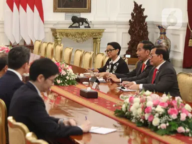 Presiden Joko Widodo (kanan tengah) saat menerima kunjungan ketua beserta anggota parlemen Singapura di Istana Merdeka, Jakarta, Rabu (20/11/2019). Rombongan parlemen Singapura dipimpin oleh Ketua Parlemen Singapura Tan Chuan-Jin. (Liputan6.com/Angga Yuniar)