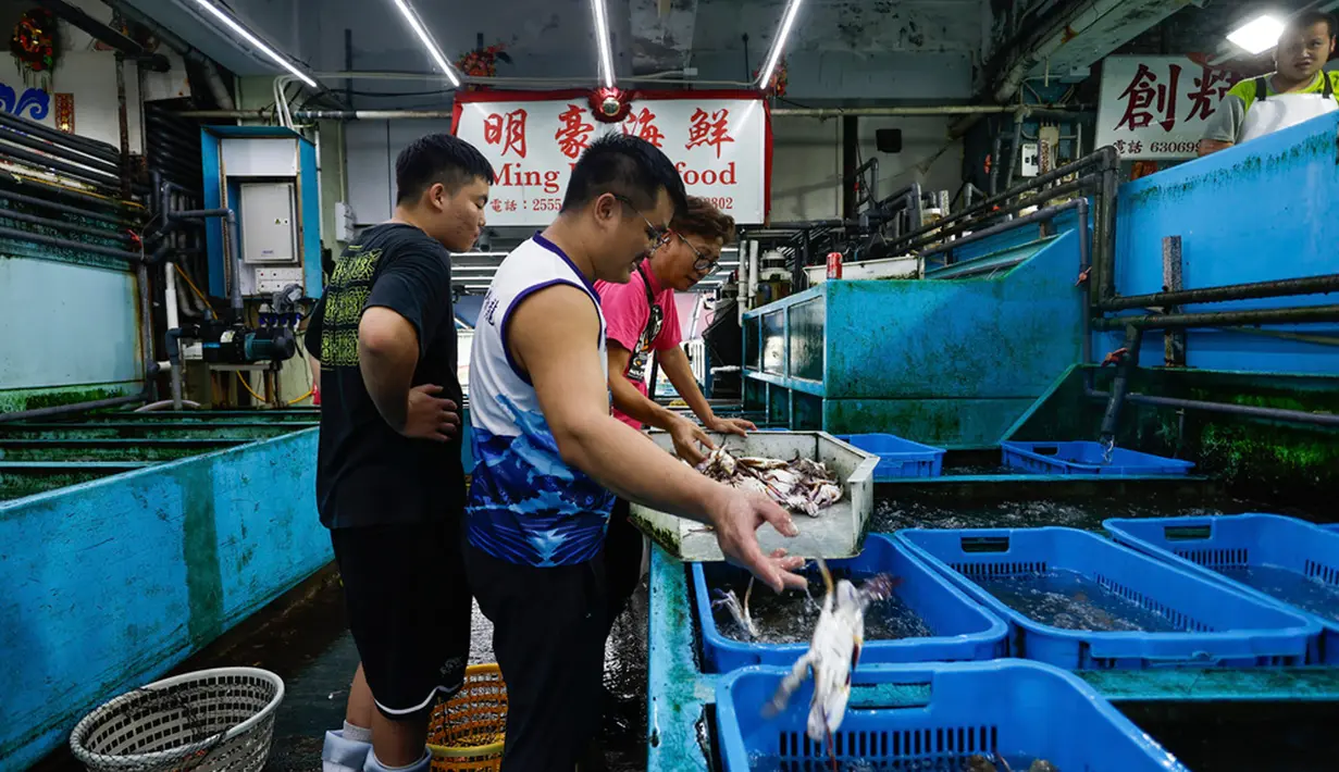 Pemerintah Hong Kong membentuk tim khusus untuk mengawasi dan meninjau sejumlah larangan impor makanan bahari Jepang ke Hong Kong. Langkah yang diberlakukan sebagai respon atas rencana Tokyo melepaskan air bekas Pembangkit Listrik Tenaga Nuklir (PLTN) Fukushima ke laut. (AP Photo/Daniel Ceng)
