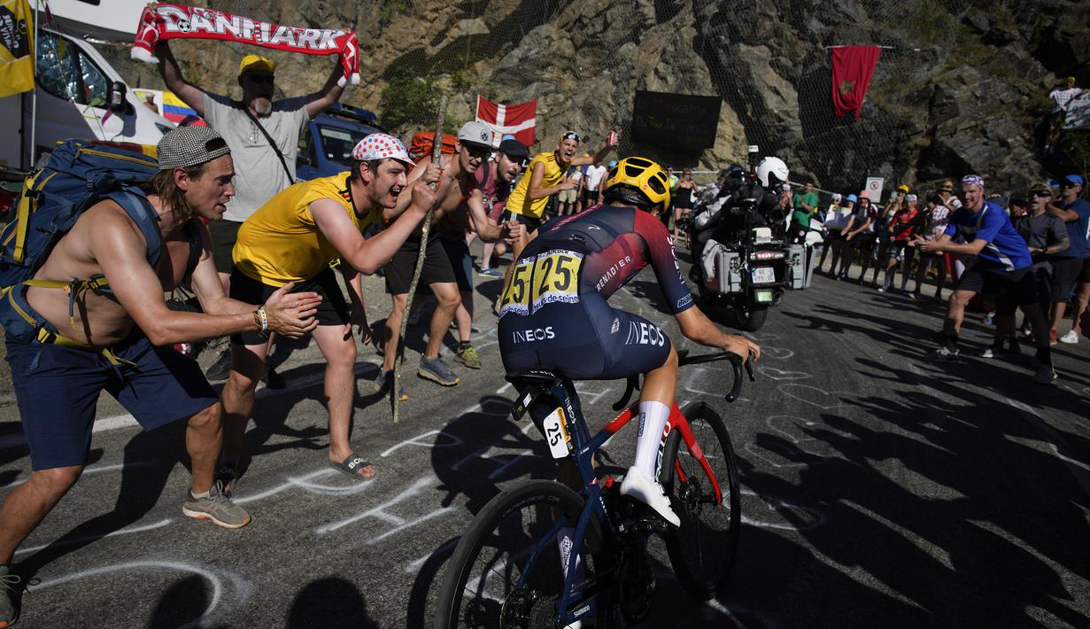 Pebalap tim Ineos Grenadiers, Thomas Pidcock melepaskan diri dari rombongan saat Stage 12 Tour de France 2022 yang menempuh rute sepanjang 165,1 km dari Briancon hingga L'Alpe-d'Huez, di Pegunungan Alpen, Prancis, Jumat (14/07/2022). (AP/Thibault Camus)