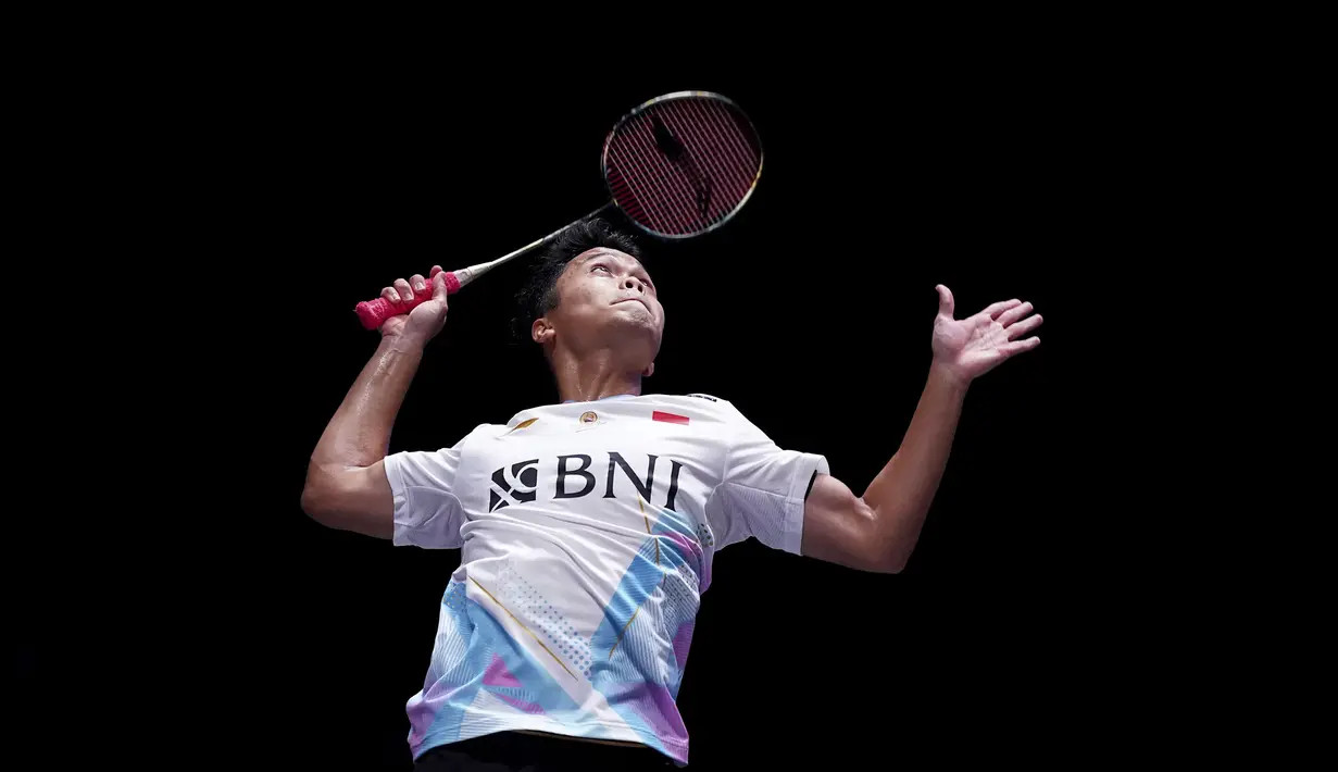 Pebulu tangkis tunggal putra Indonesia, Anthony Sinisuka Ginting melakukan pukulan smash ke arah pebulu tangkis Denmark, Victor Axelsen pada laga perempat final All England 2024 di Utilita Arena Birmingham, Inggris, Jumat (15/03/2024). (AP Photo/PA/Bradley Collyer)