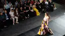 Seorang model menampilkan kreasi busana dalam kompetisi perancang busana muda Couture Fashion Show di Moskow, Rusia, pada 24 September 2020. Lebih dari 30 perancang busana berpartisipasi dalam kompetisi tersebut. (Xinhua/Alexander Zemlianichenko Jr.)