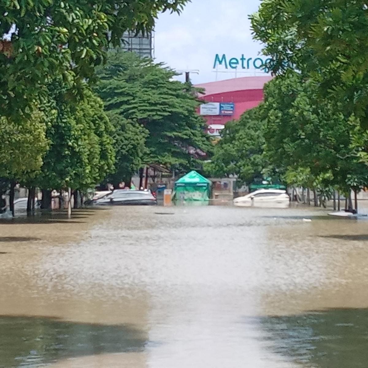 Pedagang di Mal Bekasi Cari Sisa Dagangan Usai Banjir