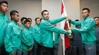 Plt Ketum PSSI, Hinca Panjaitan, memberikan simbolisasi bendera saat pelepasan timnas Indonesia U-19  menuju Piala AFF U-19 2016 di Hotel Ibis Style, Tanggerang, Banten, Jumat (9/9/2016). (Bola.com/Vitalis Yogi Trisna)