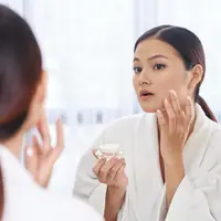 Ilustrasi memakai skincare yang benar/copyright shutterstcok/Dragon Images