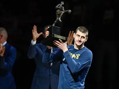 Penghargaan pemain terbaik atau MVP pada NBA musim 2020/2021 jatuh kepada Nikola Jokic, pemain Denver Nuggets. (Foto: Getty Images via AFP/Dustin Bradford)