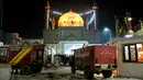 Mobil pemadam bersiaga di depan lokasi serangan bom di tempat suci Lal Shahbaz Qalandar di Provinsi Sindh, Pakistan selatan, Kamis (16/2). Pelaku masuk ke ruang utama rumah suci kemudian meledakkan diri di tengah puluhan jamaah. (YOUSUF NAGORI/AFP)