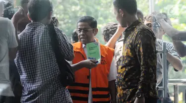 Mantan Menteri Sosial, Idrus Marham memamerkan buku buatannya saat akan menjalani pemeriksaan di Gedung KPK, Jakarta, Jumat (16/11). Menurutnya, buku 'Membangun Ghirah Kajian Keislaman' itu dibuat selama di dalam Rutan KPK. (Merdeka.com/Dwi Narwoko)