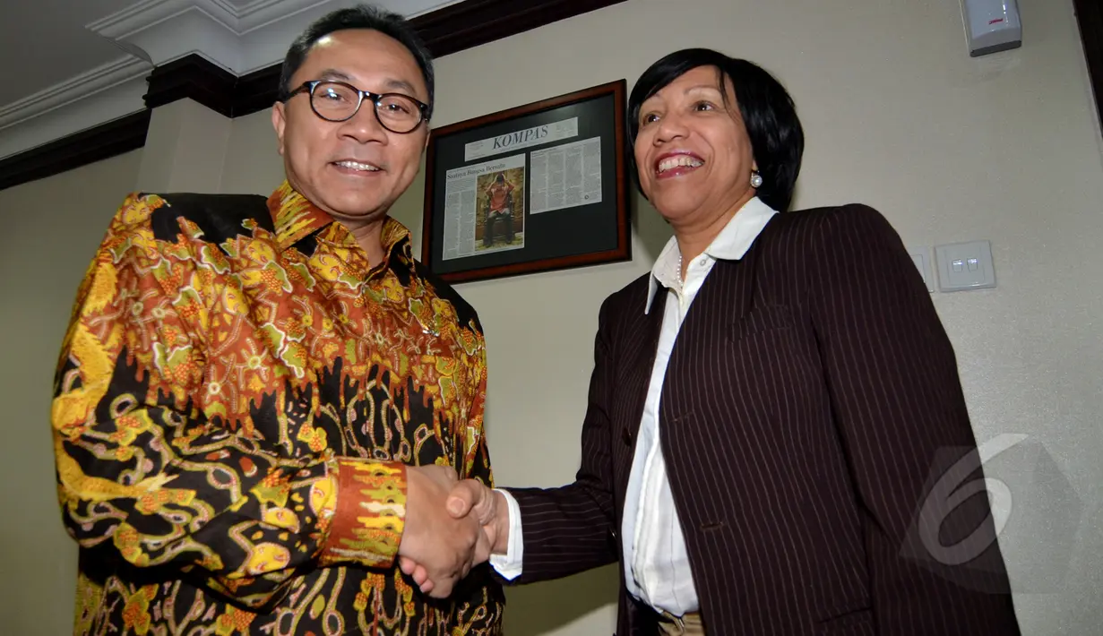Ketua MPR Zulkili Hasan (kiri) berjabat tangan dengan Duta Besar Kuba untuk Indonesia Enna Viant Valdes di Ruang Pimpinan MPR, Jakarta, Selasa (17/3/2015). Pertemuan tersebut membahas kerja sama kedua belah negara.(Liputan6.com/Andrian M Tunay)