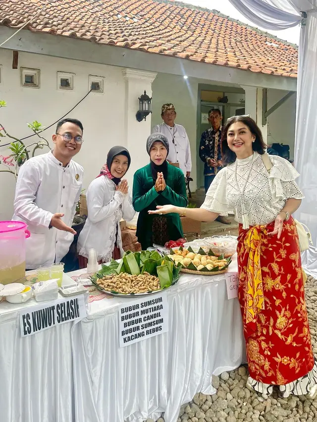 Potret Bella Saphira Cicipi Kuliner Tradisional di Keraton Kasepuhan Cirebon, Foto Bareng Kanjeng Ratu