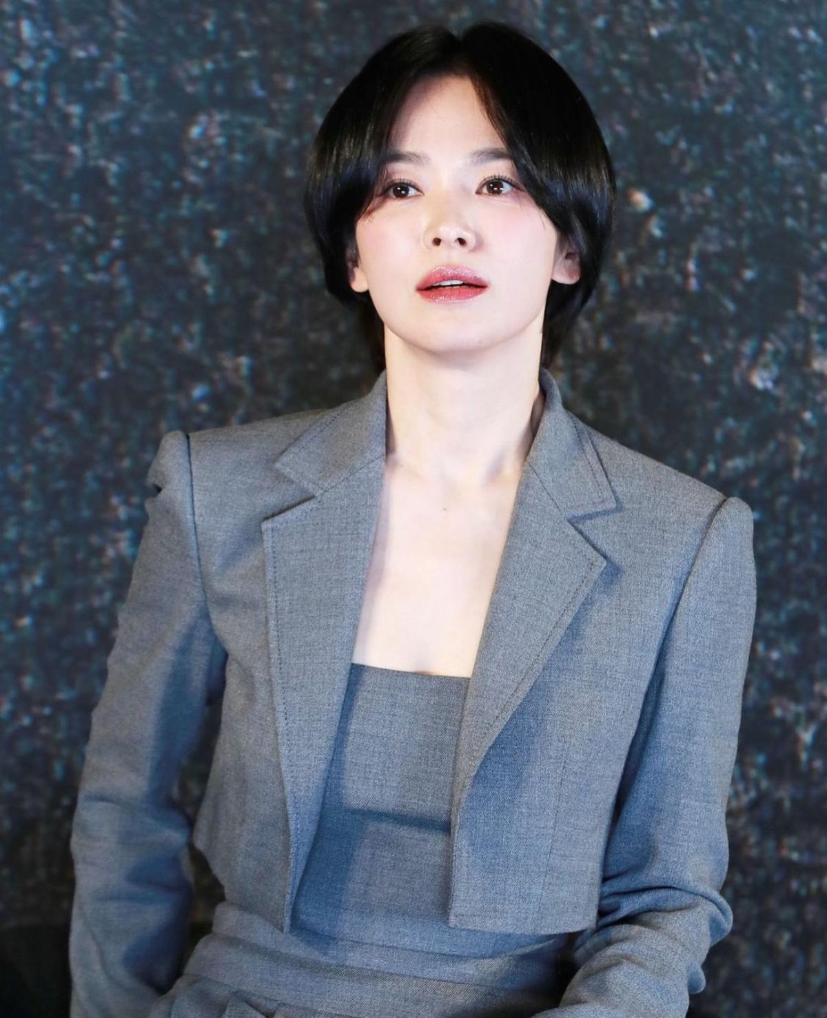 Song Hye Kyo Tampil Fresh, Rambut Pendeknya Disebut Mirip Usia 20-an