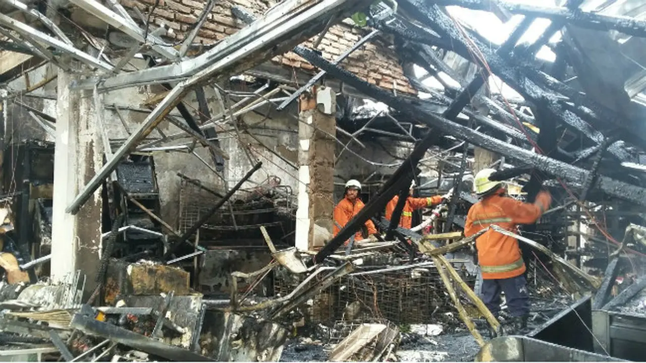 Kebakaran di dekat Stasiun Senen