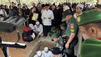 Wiranto Tak Kuasa Menahan Air Mata saat Pemakaman Istrinya