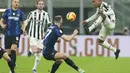 Bek Juventus, Alex Sandro berusaha mengontrol bola dari kawalan bek Inter Milan, Milan Skriniar pada pertandingan final Piala Super Italia 2021 di Stadion San Siro di Milan, Italia, Kamis (13/1/2022). Inter Milan menang tipis atas Juventus 2-1 lewat perpanjangan waktu. (Spada/LaPresse via AP)