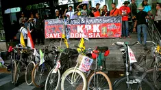 Komunitas sepeda ontel dan solidaritas pelajar yang berasal dari berbagai daerah di Jawa Tengah dan Jawa Timur melakukan aksi mendukung Komisi Pemberantasan Korupsi (KPK) Jakarta, Senin (16/02/15). (Liputan6.com/Faisal R Syam)