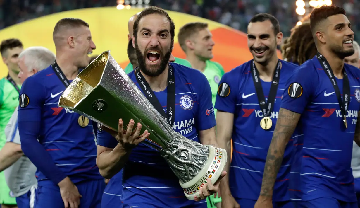 Pelatih Chelsea, Maurizio Sarri bersama staff berpose dengan trofi Liga Europa usai mengalahkan Arsenal pada pertandingan Final Liga Europa di stadion Olimpiade di Baku, Azerbaijan (30/5/2019). Chelsea berhasil mengalahkan Arsenal 4-1. (AP Photo/Dmitri Lovetsky)
