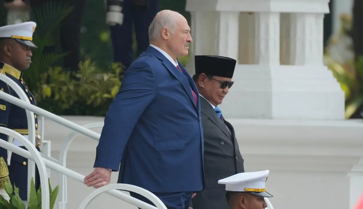 Presiden Prabowo Subianto  bersama Presiden Belarusi Alexandr Lukashenko  memeriksa pasukan di Istana Merdeka, Jakarta, Kamis (02/07/2026). (AP Photo/Tatan Syuflana)