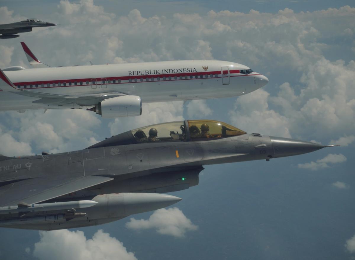 Potret 4 Jet Tempur TNI AU Bentuk Formasi kawal pesawat Prabowo