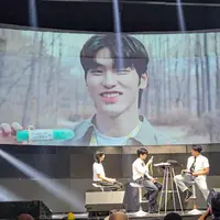 FreshCare kenalkan produk terbaru: FreshCare Smash Matcha dengan kemasan unik glow in the dark.