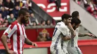 Gelandang Real Madrid Isco (tengah) mencetak gol balasan ke gawang Sporting Gijon dalam lanjutan Liga Spanyol di Estadio Municipal El Molinon, Sabtu (15/4/2017) malam WIB. (AP Photo/Alvaro Barrientos)