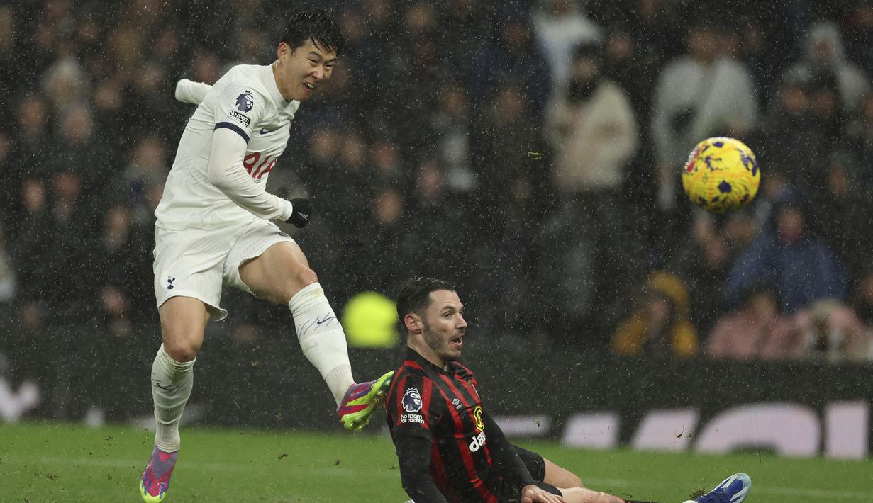 Striker Tottenham Hotspur, Son Heung-min mencetak gol kedua timnya ke gawang Bournemouth pada laga pekan ke-20 Liga Inggris 2023/2024 di Tottenham Hotspur Stadium, London, Minggu (31/12/2023). (AP Photo/Ian Walton)
