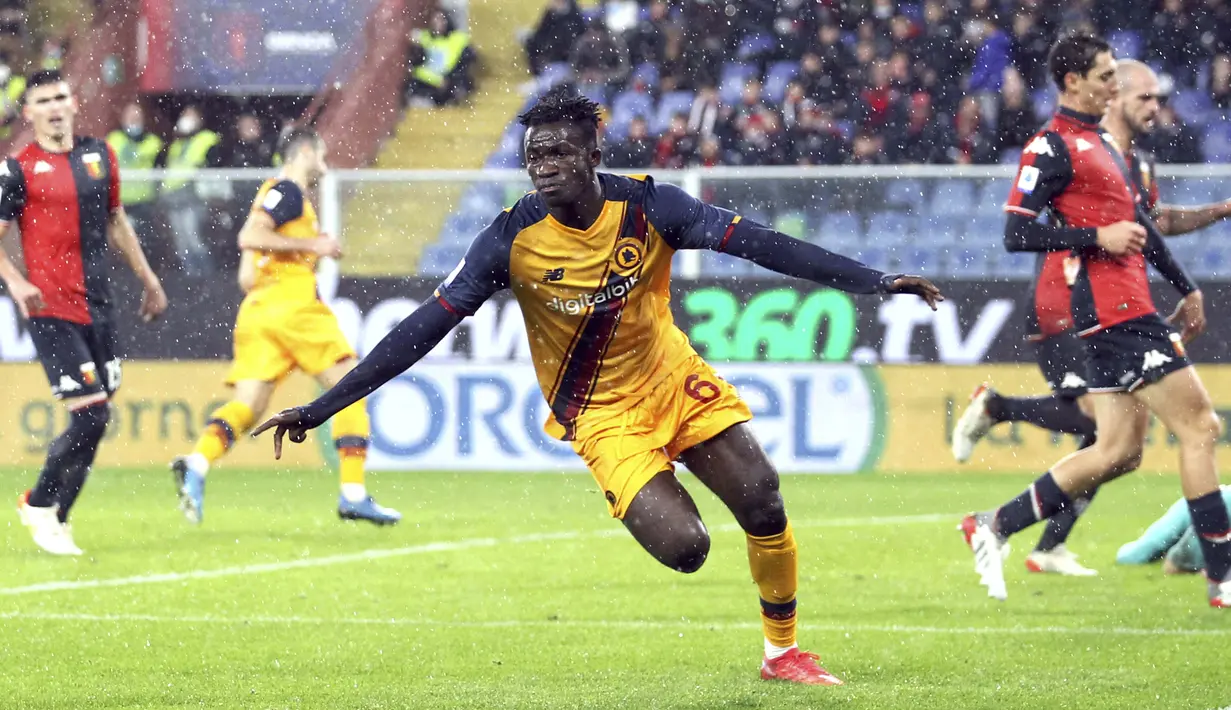 Felix Afena-Gyan memberikan kebahagiaan bagi fans AS Roma dengan dua gol yang dicetaknya ke gawang Genoa. Afena-Gyan juga menjadi pemain termuda yang mencetak brace di lima liga top Eropa musim 2021/2022. (AP/LaPresse/Tano Pecoraro)