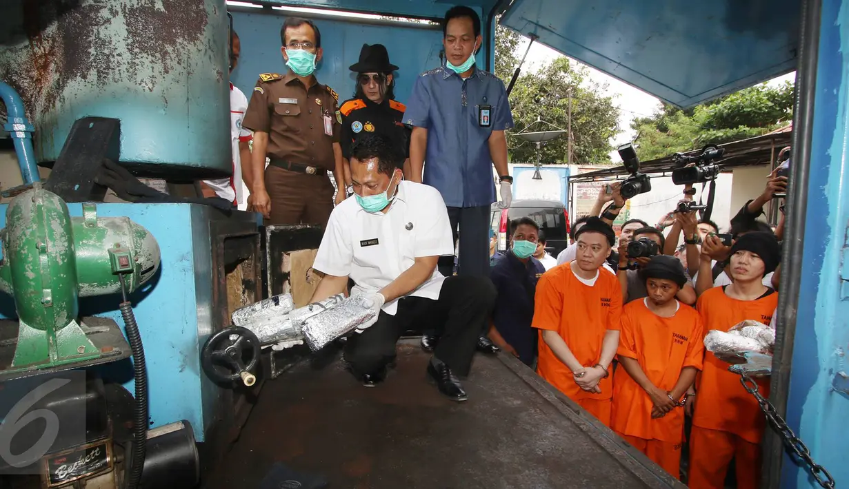 Kepala BNN Komjen Budi Waseso memasukkan barang bukti narkotika untuk dimusnahkan ke dalam mesin di Gedung BNN, Jakarta, Rabu (4/8). BNN musnahkan barbuk narkotika jenis sabu seberat 68 kg dari jaringan sindikat lapas. (Liputan6.com/Immanuel Antonius)