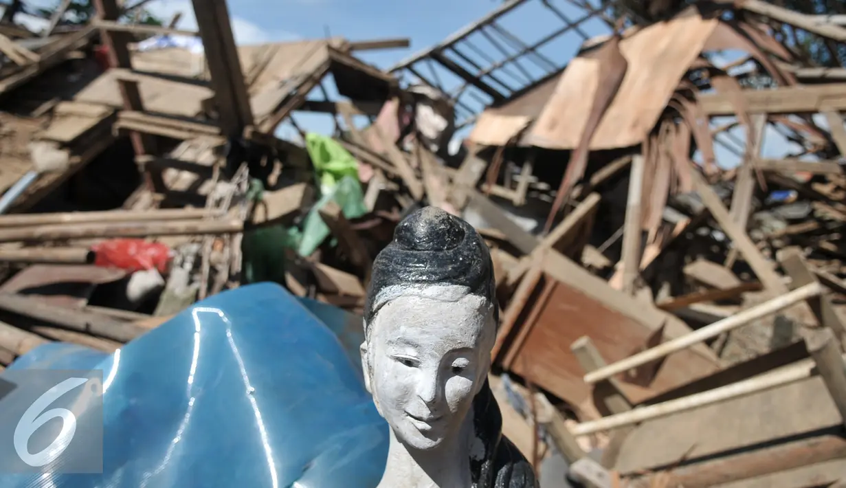 Sisa-sisa bangunan yang dibongkar di kawasan Bukit Duri, Jakarta, Kamis (29/9). Pembongkaran dilakukan dengan cara manual menggunakan palu dan martil untuk merobohkan rumah warga. (Liputan6.com/Yoppy Renato)
