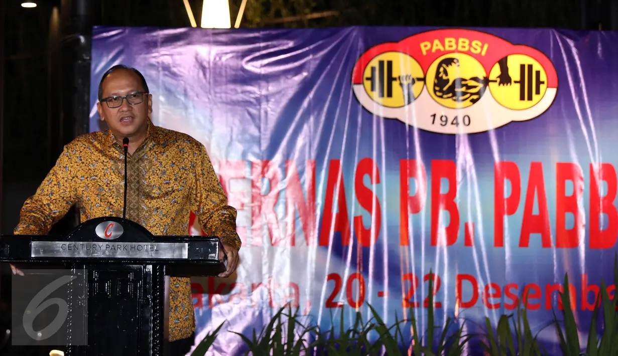 Ketua PB PABBSI Rosan P Roslani memberi sambutan pembuka Rakernas PB PABBSI di Jakarta, Selasa (20/12). Rakernas ditandai dengan pemberian bonus bagi atlet berprestasi dan dibuka Menpora Imam Nahrawi. (Liputan6.com/Helmi Fithriansyah)
