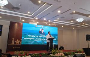 Wakil Menteri Transmigrasi (Wamentrans), Viva Yoga Mauladi saat melepas Calon Transmigran Karya Nusa Tahun 2025 dari Daerah Istimewa Yogyakarta (DIY) di Hotel Grand Keisha, Yogyakarta pada Minggu (14/12/2025). (Liputan6.com/Debby)