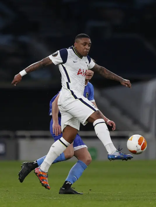 Bek Wolfsberg, Gustav Henriksson (di belakang) bersaing dengan gelandang Tottenham Hotspur, Steven Bergwijn pada leg kedua 32 besar Liga Europa di Tottenham Stadium, Kamis (25/2/2021). Tottenham Hotspur berpesta gol usai menang 4-0 atas Wolfsberger. (Adrian DENNIS / AFP)