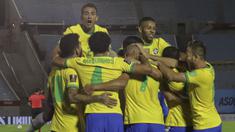 Pemain Brasil merayakan gol yang dicetak Richarlison ke gawang Uruguay pada laga lanjutan kualifikasi Piala Dunia zona CONMEBOL di Estadio Centenario, Rabu (18/11/2020) pagi WIB. Brasil menang 2-0 atas Uruguay. (AFP/Raul Martinez/pool)