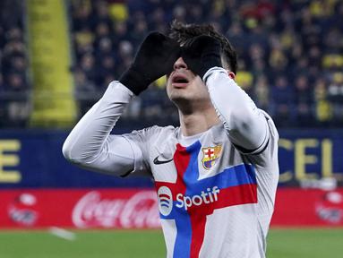 Pemain Barcelona, Pedri, melakukan selebrasi setelah mencetak gol ke gawang Villarreal pada laga Liga Spanyol di Stadion Ceramica, Minggu (12/2/2023). Barcelona sukses merebut tiga angka dari Villarreal di laga pekan ke-21 La Liga 2022/2023. (AP Photo/Alberto Saiz)