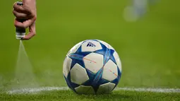 Wasit Pavel Kralovev memberikan garis batas bola dalam laga antara Chelsea melawan Dynamo Kiev dalam lanjutan fase grup Liga Champions di Stadion Stamford Bridge, London, Kamis (5/11/2015) dini hari WIB. (AFP Photo/Glyn Kirk)