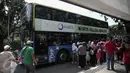 Sejumlah penumpang berebut menaiki bus tingkat wisata di Jalan Merdeka Selatan, Jakarta, Minggu (15/5). Gubernur Ahok berencana menambah 25 unit bus tingkat menyusul meningkatnya minat wisatawan terhadap bus tersebut. (Liputan6.com/Faizal Fanani)