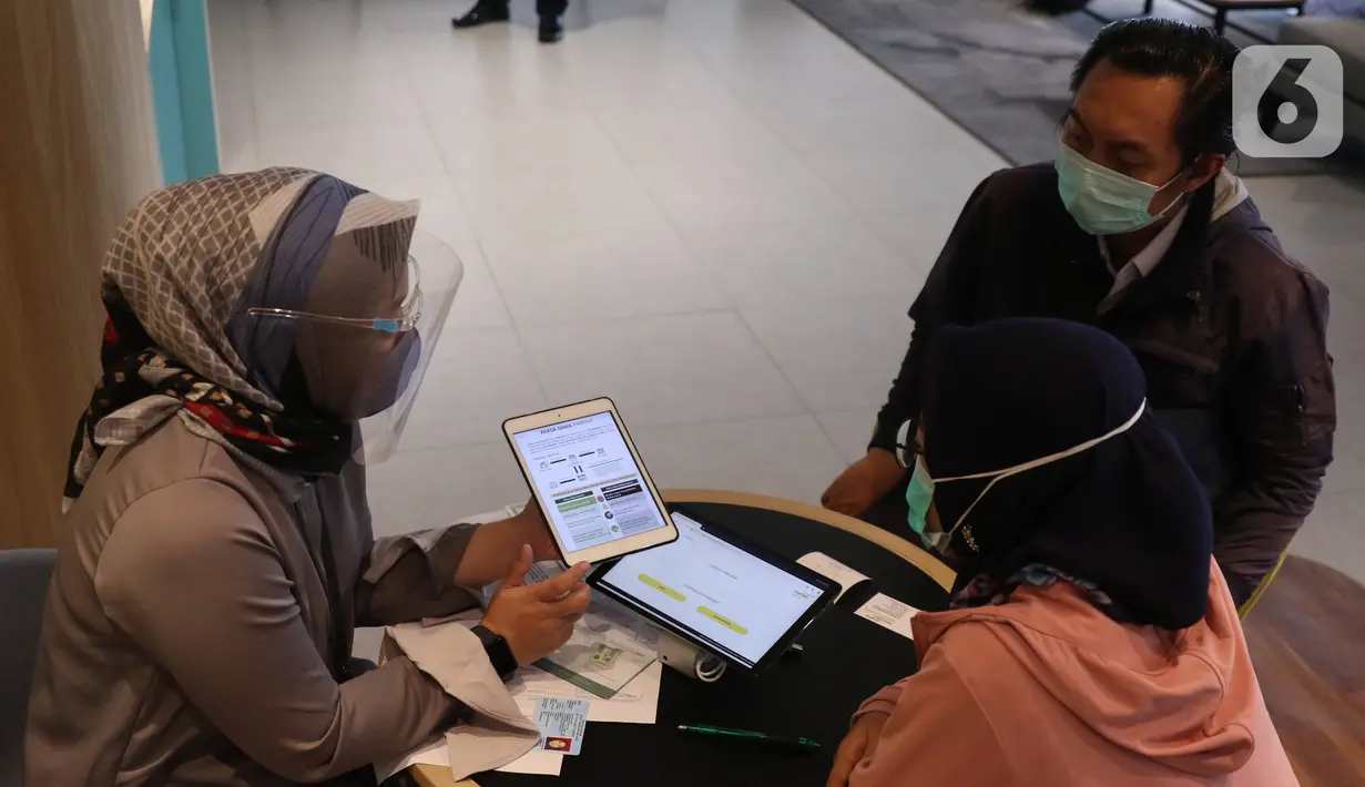 Nasabah memanfaatkan layanan digital bank melalui layanan Mandiri Syariah Mobile di Jakarta, Rabu (8/7/2020). Hingga Juni 2020, Mandiri Syariah mencatatkan pengguna layanan Mandiri Syariah Mobile sejumlah 1,3 jt user naik lebih dari 45% dari tahun sebelumnya. (Liputan6.com/Angga Yuniar)