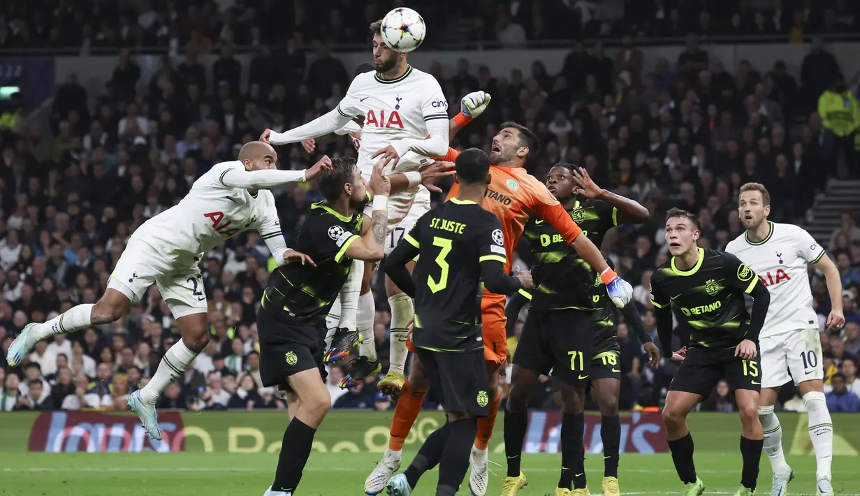 Gelandang Tottenham Hotspur Rodrigo Bentancur menyundul bola untuk mencetak gol ke gawang  Sporting CP pada matchday kelima Grup D Liga Champions di Tottenham Hotspur Stadium, Kamis (27/10/2022) dini hari WIB. Hasil pertandingan ini membuat Tottenham sementara memimpn Grup D edengan 8 poin. (AP Photo/Ian Walton)
