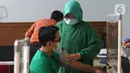 Seorang tenaga medis  menjalani penapisan kesehatan sebelum disuntik vaksin CoronaVac dari SinoVac di Rumah Sakit JatiSampurna, Bekasi, Jawa Barat, Kamis (28/01/2021). RS JatiSampurna melakukan Penyuntikan dosis kedua vaksin COVID-19.  (Liputan6.com/Herman Zakharia)